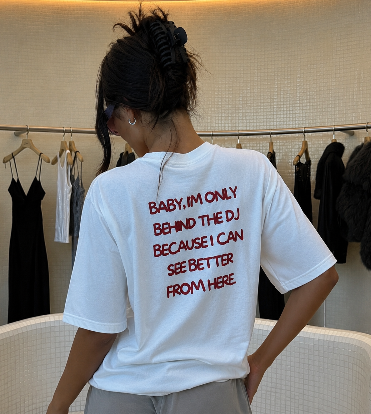 T-shirt blanc OFFSHORE print rouge Baby I'm only behind the DJ porté