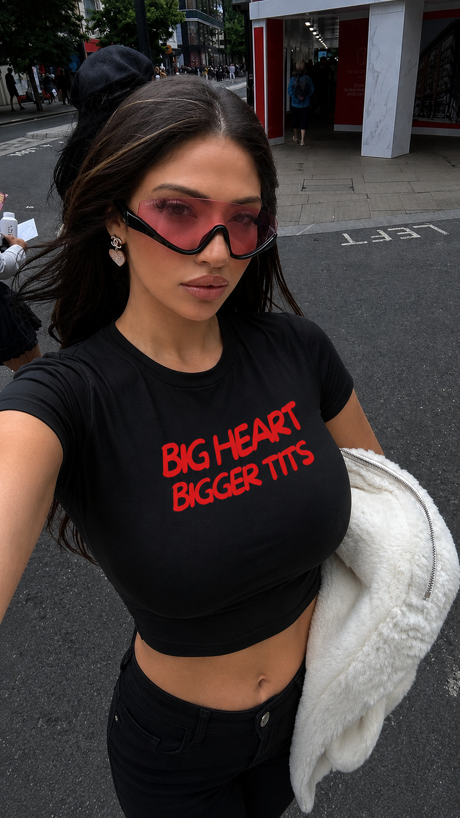Crop top noir OFFSHORE Big heart bigger tits porté en ville