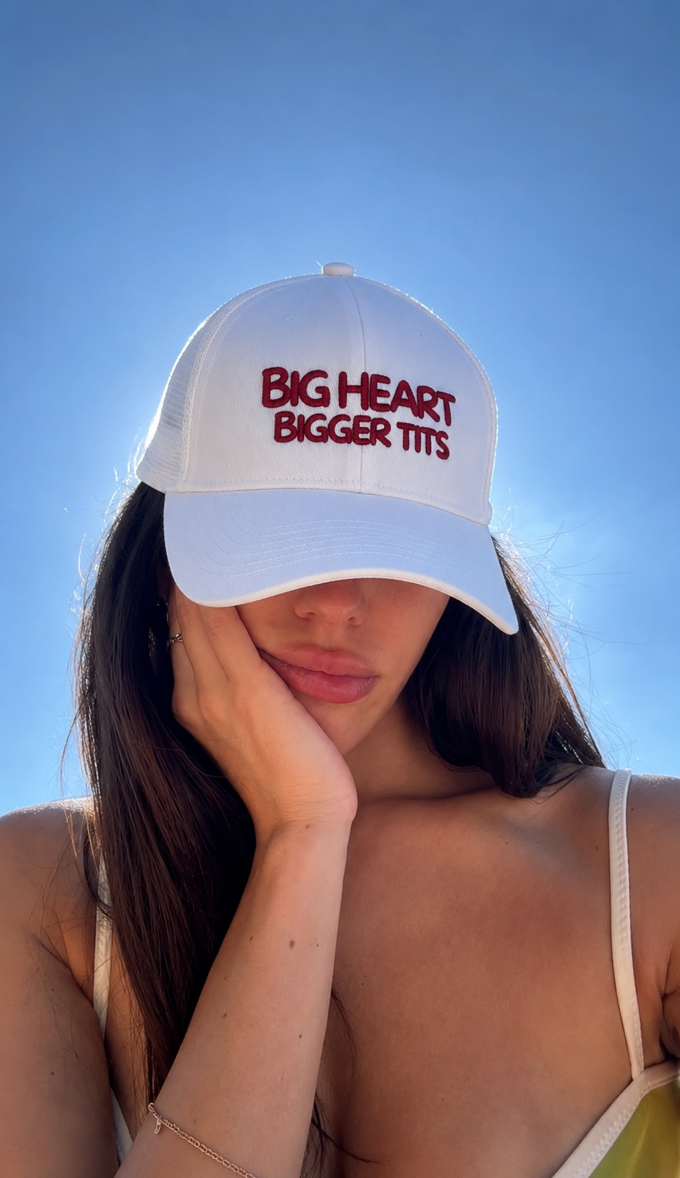 Casquette Big Heart Bigger Tits brodée portée