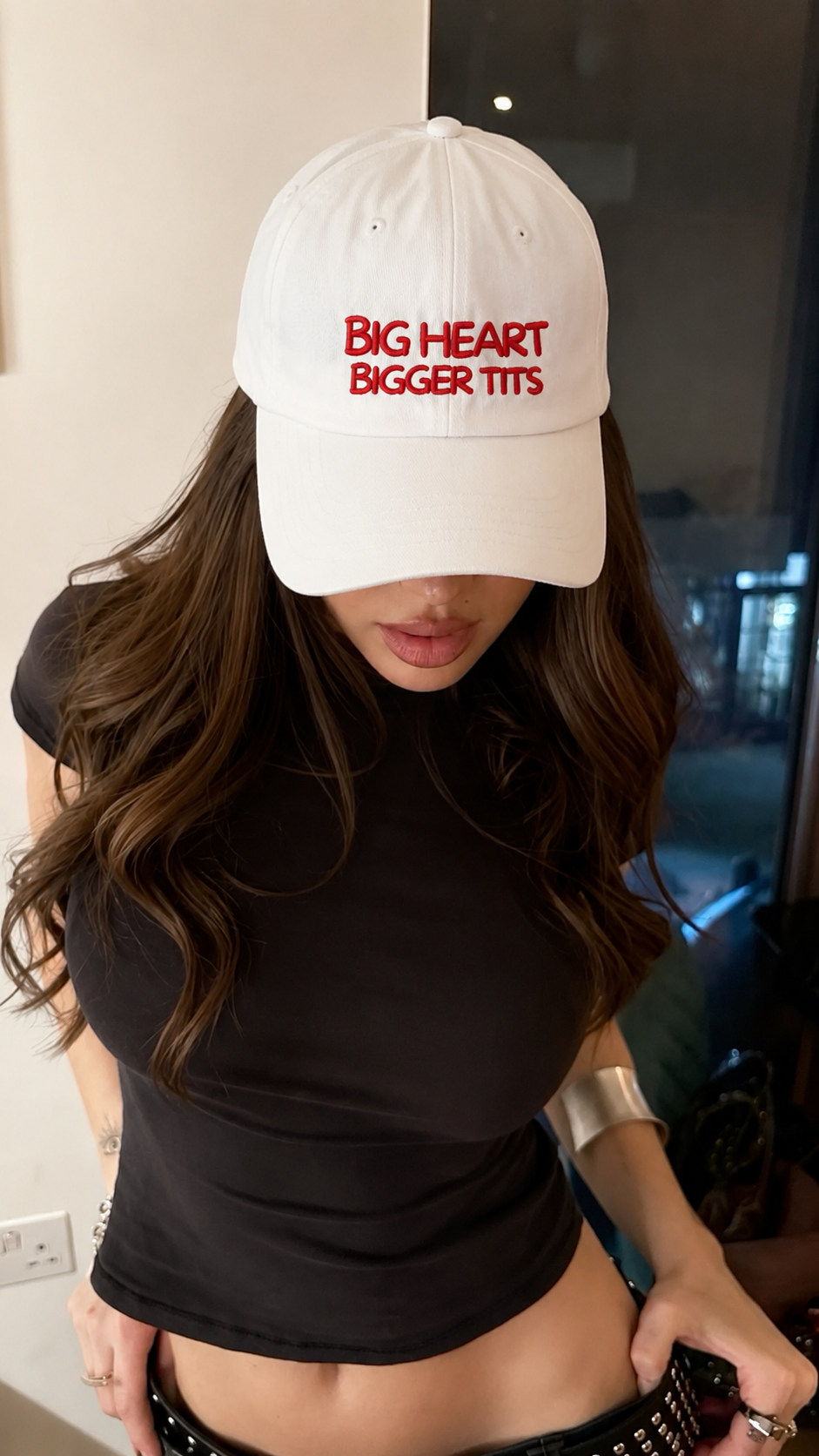 Casquette Big Heart Bigger Tits imprimée portée