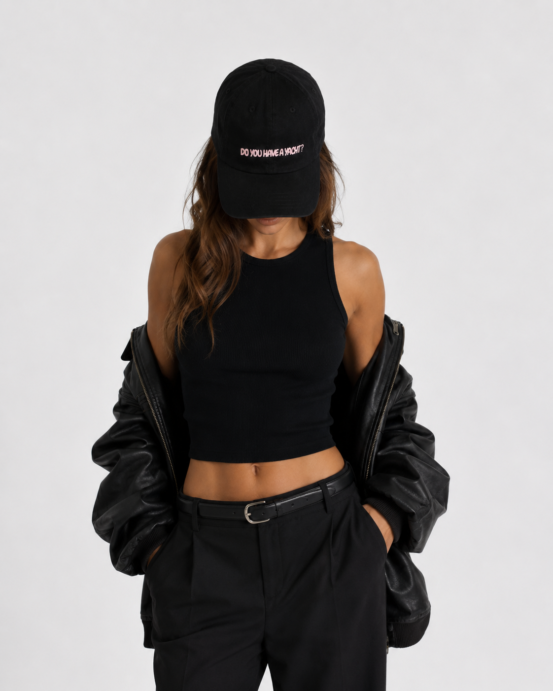 Casquette noire Do You Have A Yacht print rose portée