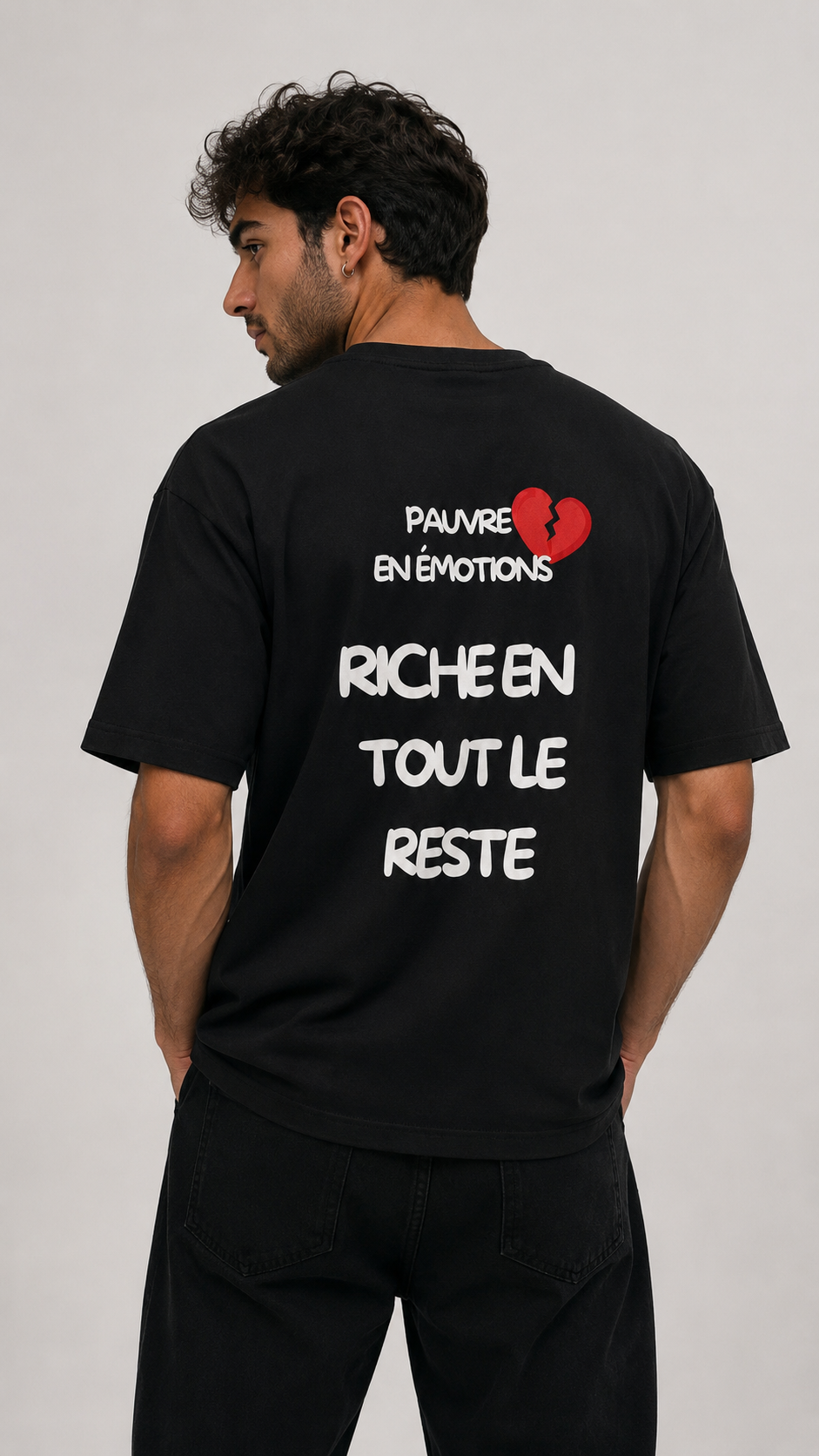 T-shirt noir OFFSHORE Pauvre en émotions riche en tout le reste porté