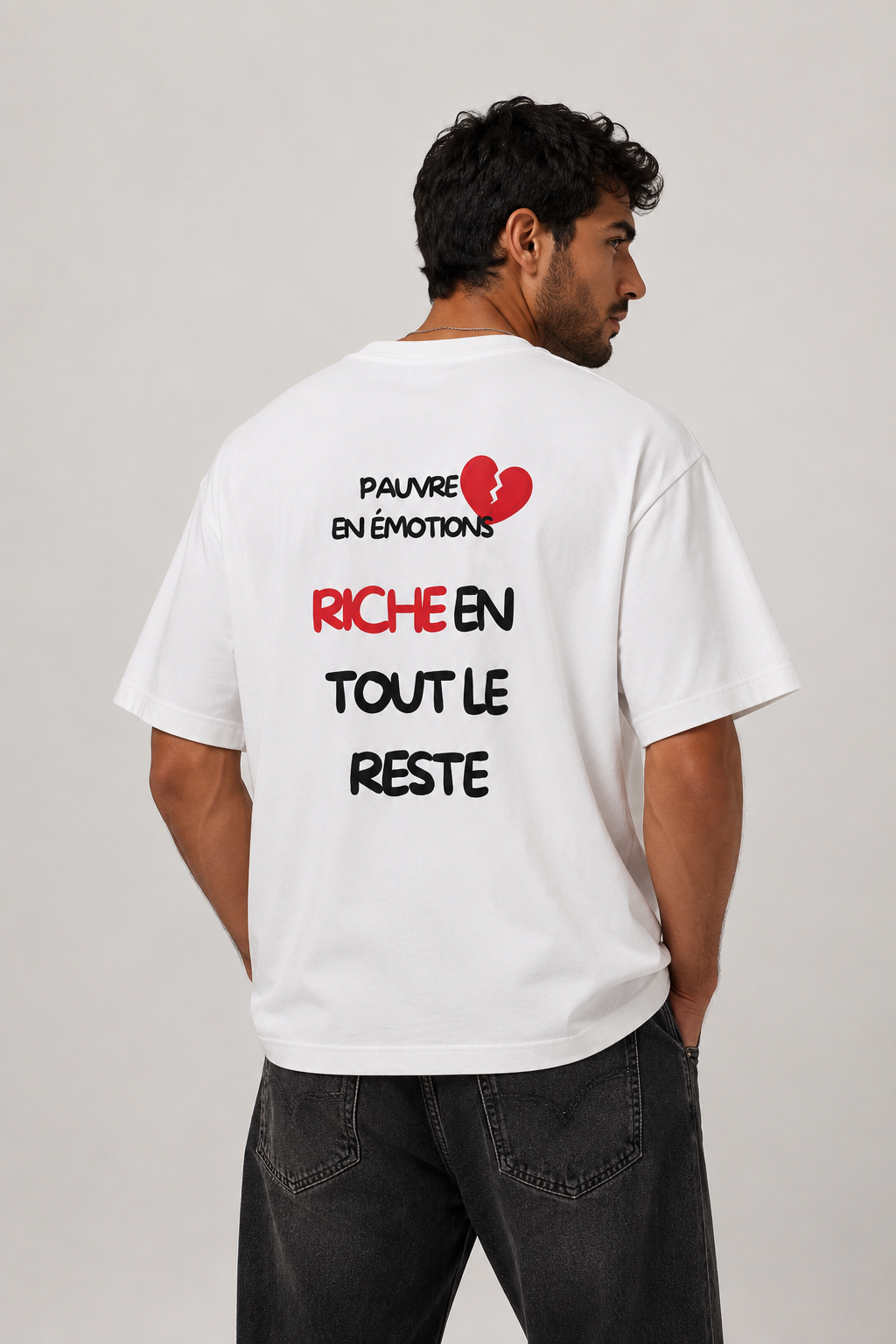 T-shirt blanc OFFSHORE Pauvre en émotions riche en tout le reste porté